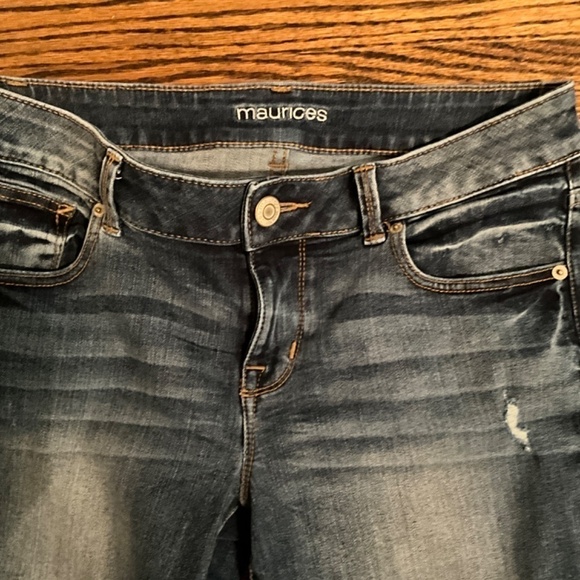Maurices Distressed Jeans women sz 6, - Picture 2 of 3